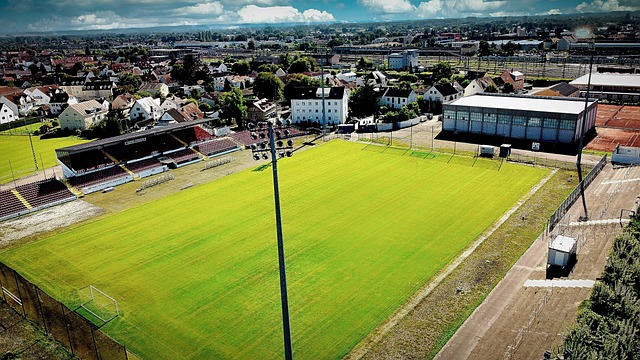 上海久事以111-72大胜四川丰谷，展现强大实力，全队多点开花，四川队虽努力但难敌强队。